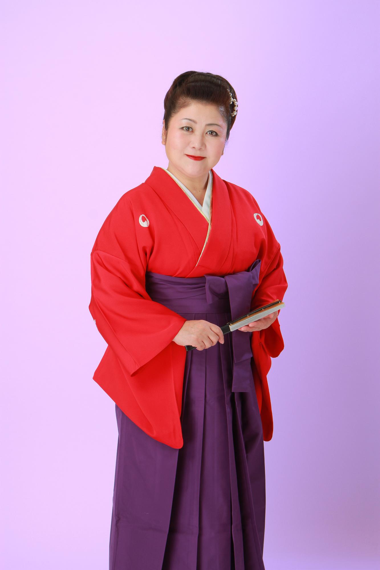 湖西市ふるさと大使の天中軒月子氏の写真