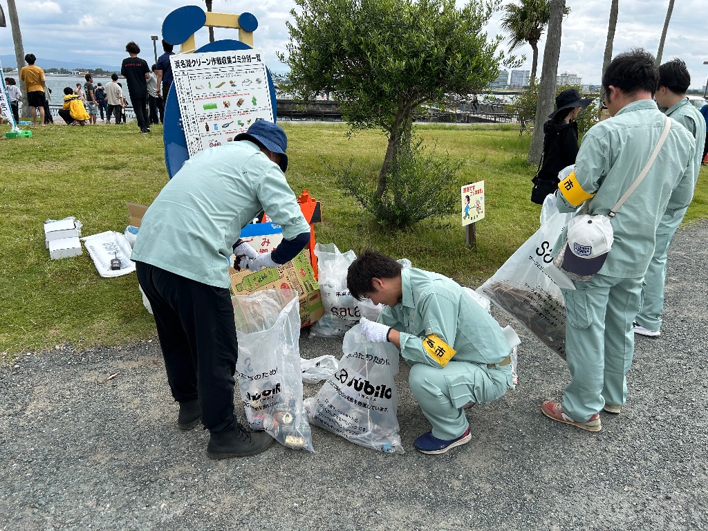ごみを分別している写真