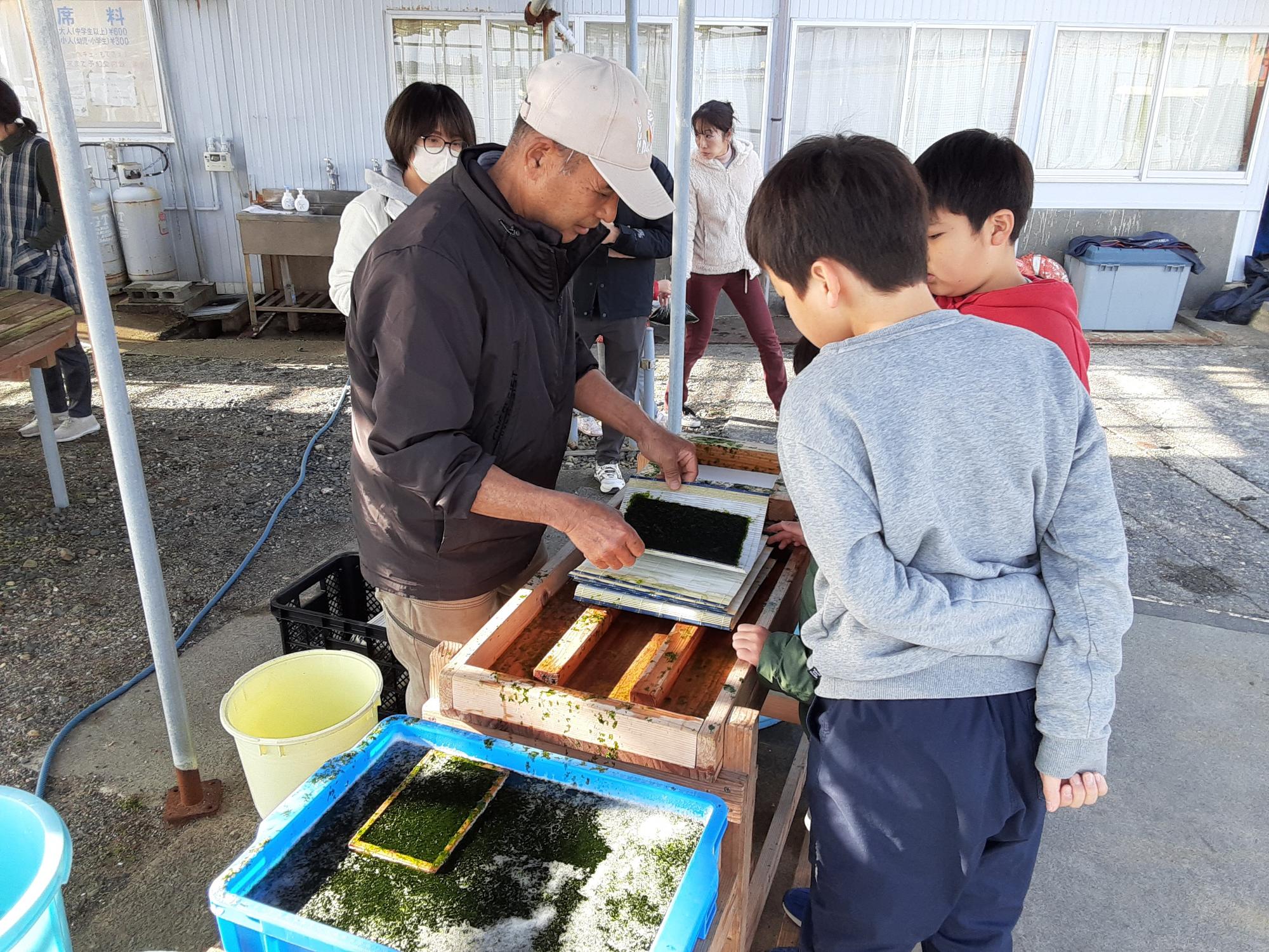 海苔すきの様子