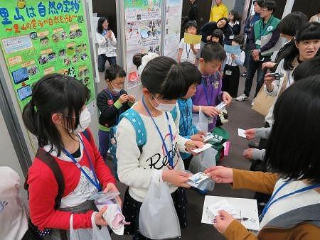 今川こども自然クラブのこどもたちが全国から集まった参加団体と意見交換をしている写真