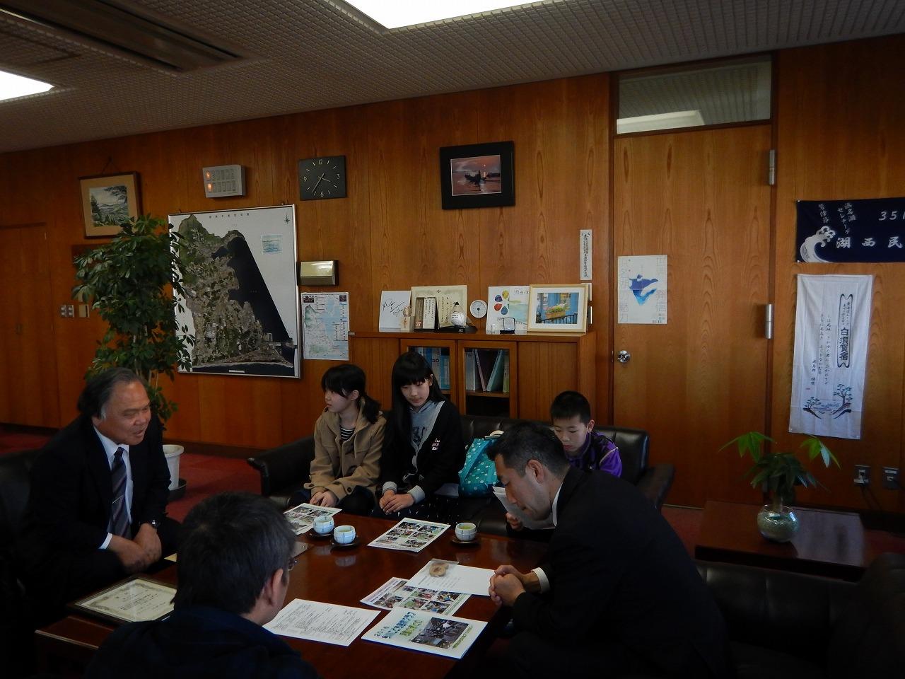 今川こども自然クラブのこどもたちが市長に日頃の活動内容の説明や全国フェスティバルの様子などを報告をしている写真