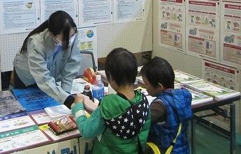 KOKO祭りに出展したブースを子供たちが見学している写真