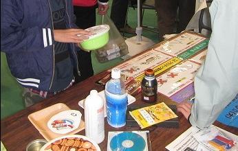 KOKO祭りに出展したブースでごみ分別ゲームをしている写真