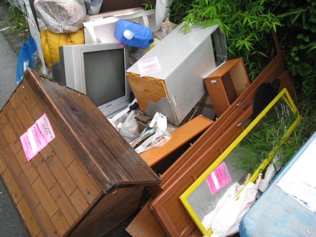 不法投棄された家具の写真