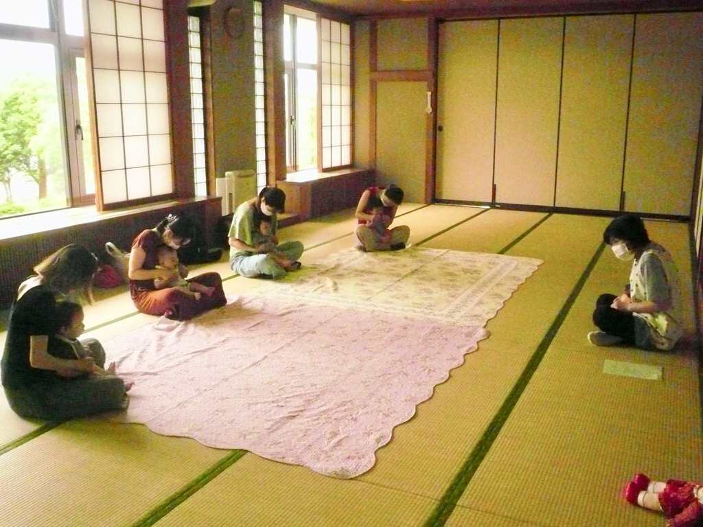 たまごちゃんはいはいの様子