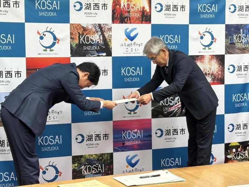 答申書手交の様子