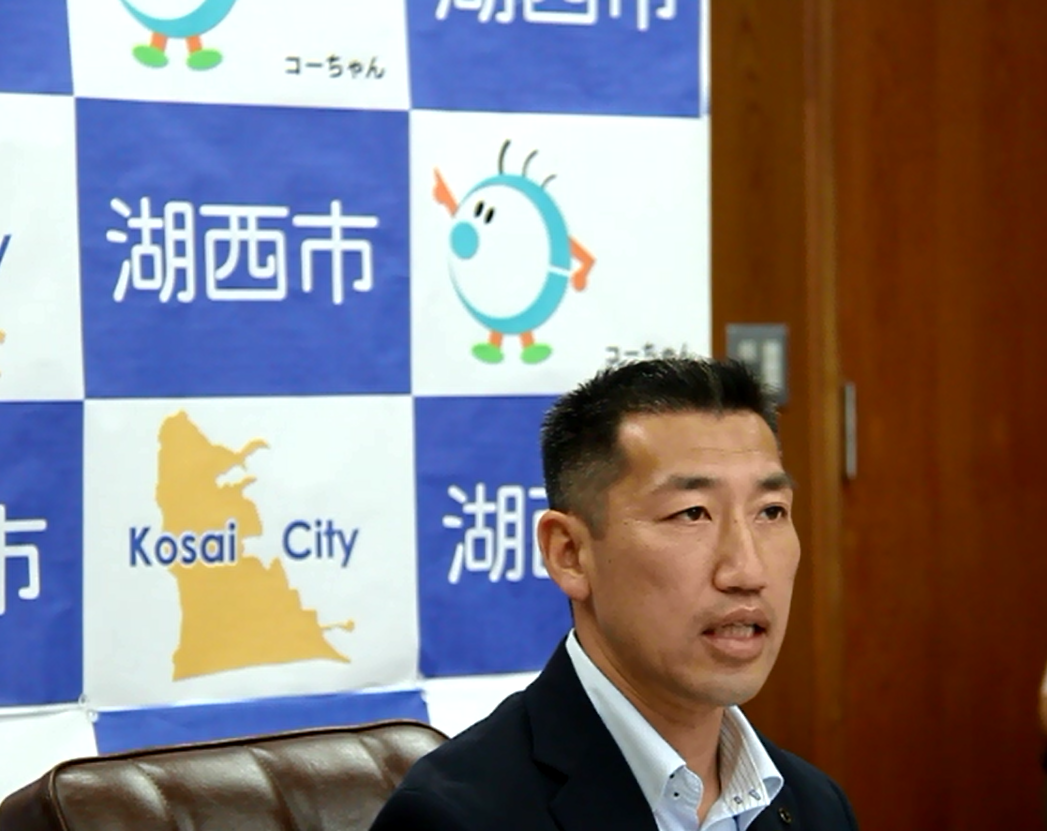 定例記者会見の模様の写真