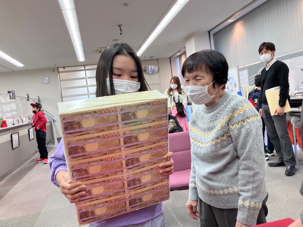 静岡銀行探検の様子