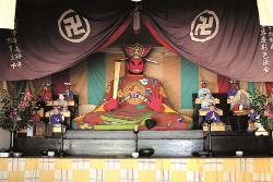 朱塗りの閻魔大王が祀られている十王堂の写真