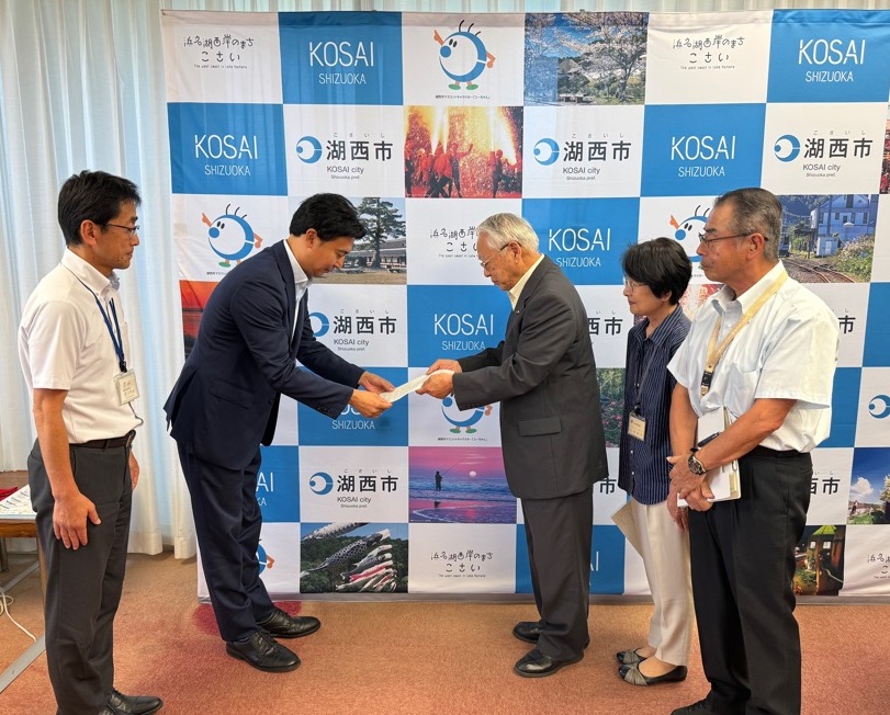 湖西市議会から市長・教育長へ申入書を手交