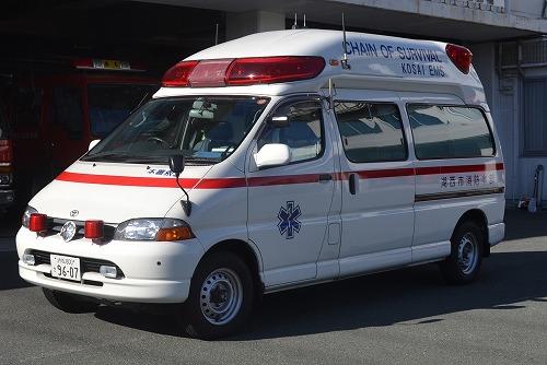 消防署に停車している高規格救急自動車の写真
