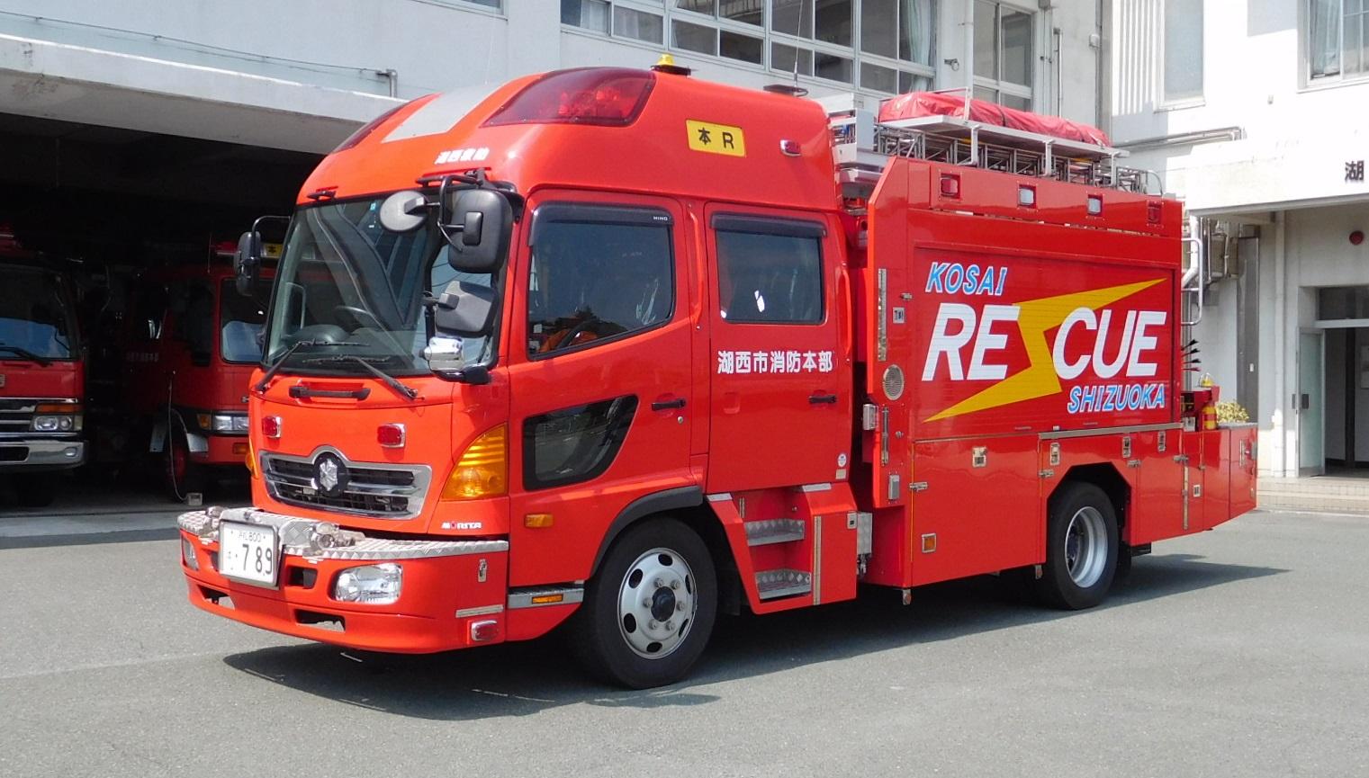 消防署に停車している救助工作車の写真