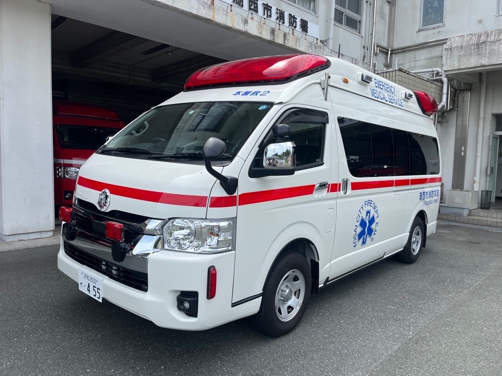 消防署に停車している高規格救急自動車の写真
