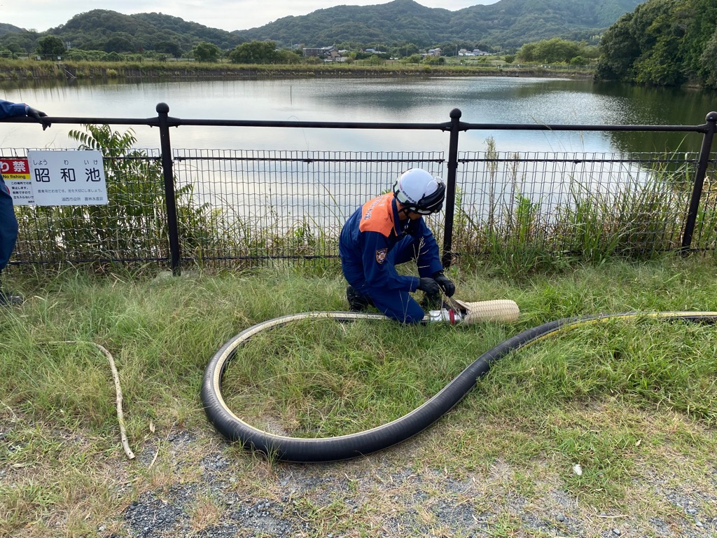 吸管を準備する様子