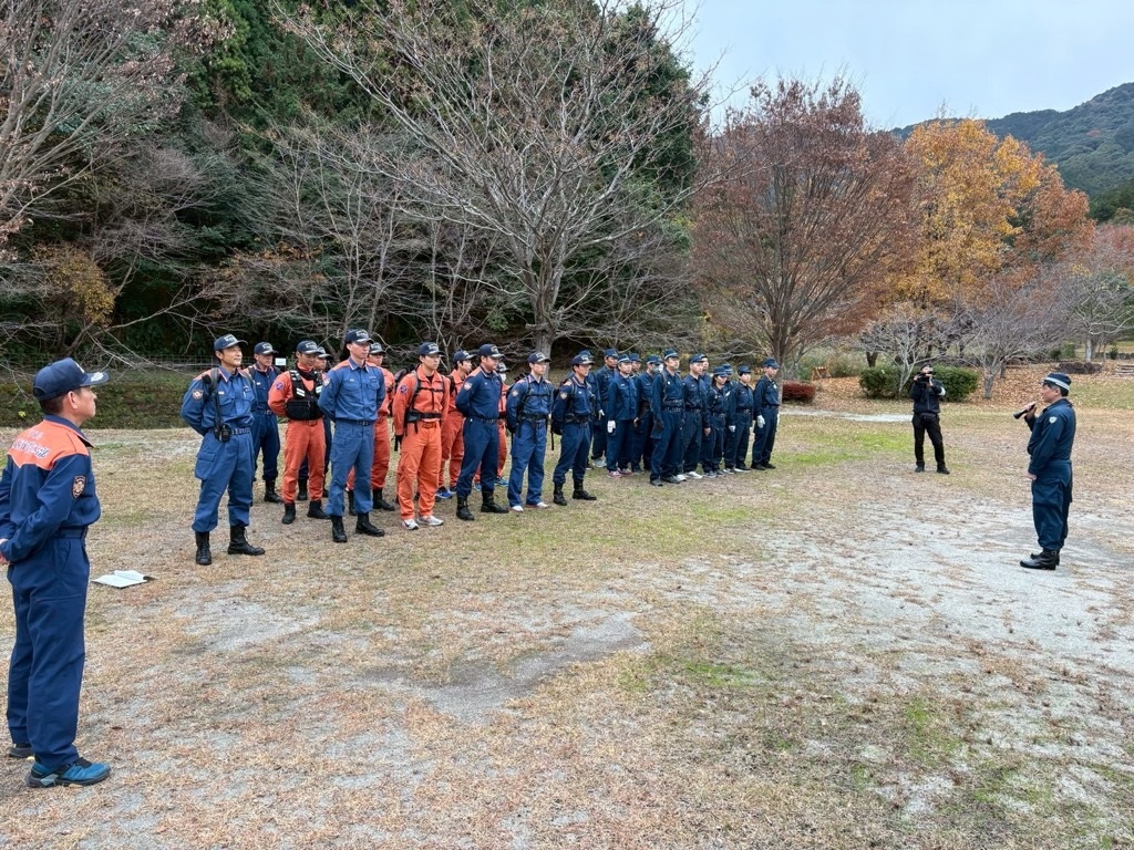 開会式で消防と警察が整列している画像