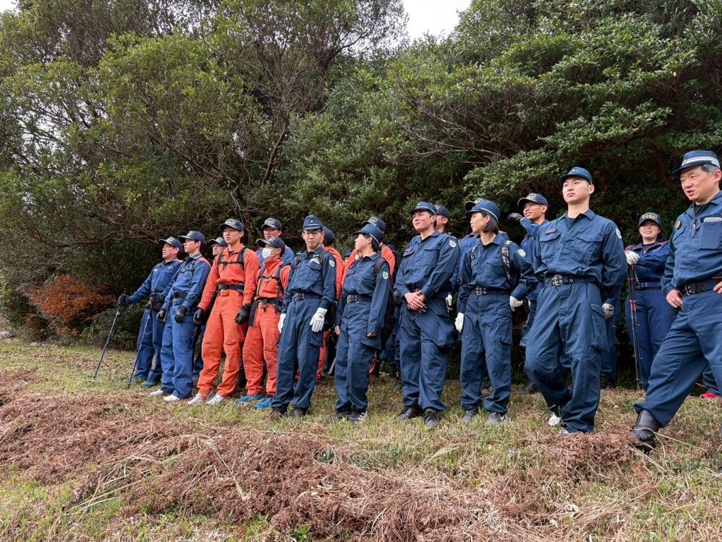 消防と警察が並んで景色を眺めている様子
