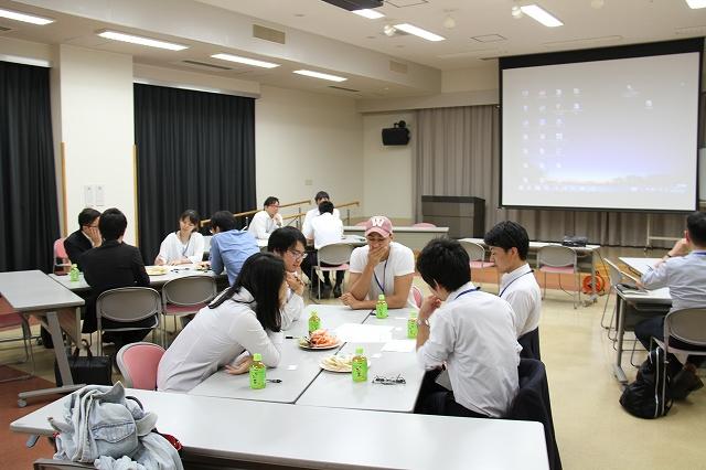 机ごとに話し合いをしている様子の写真