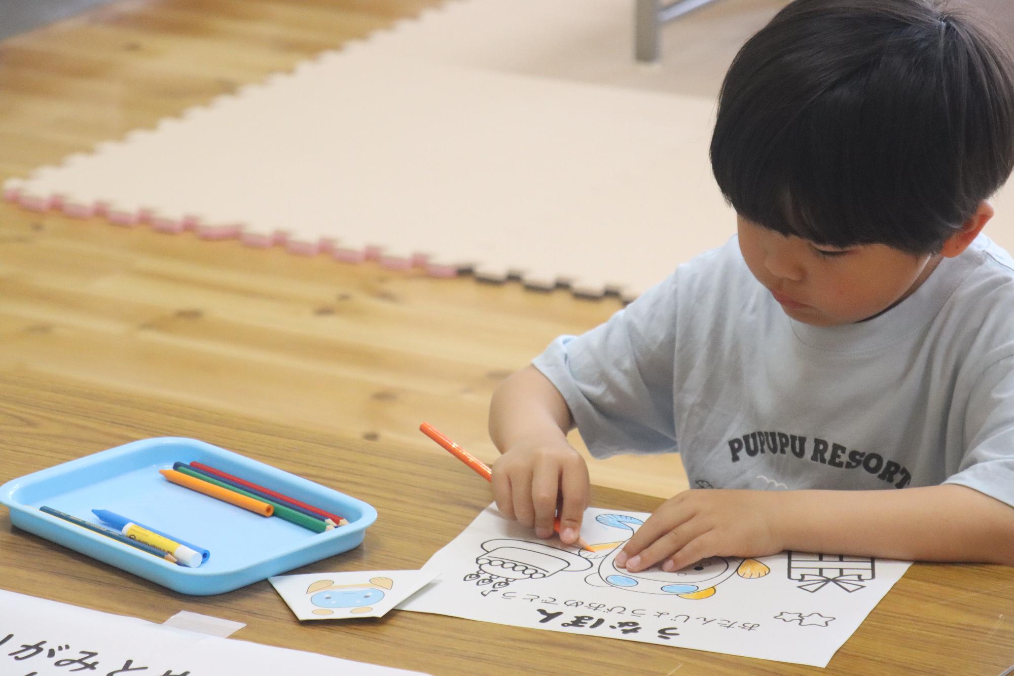 うなぽんのぬりえを楽しむ様子