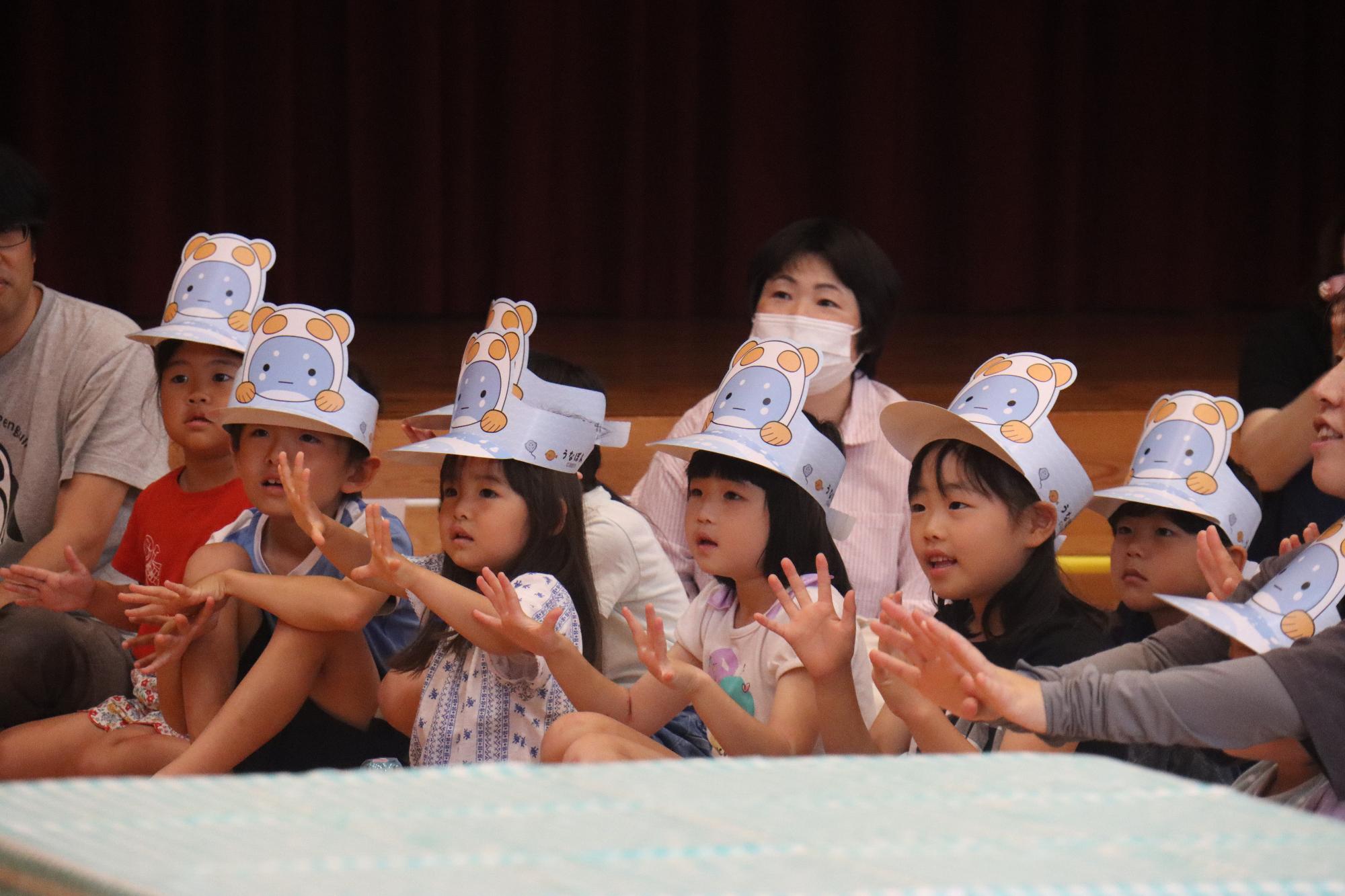 手遊びを楽しむ子どもたち