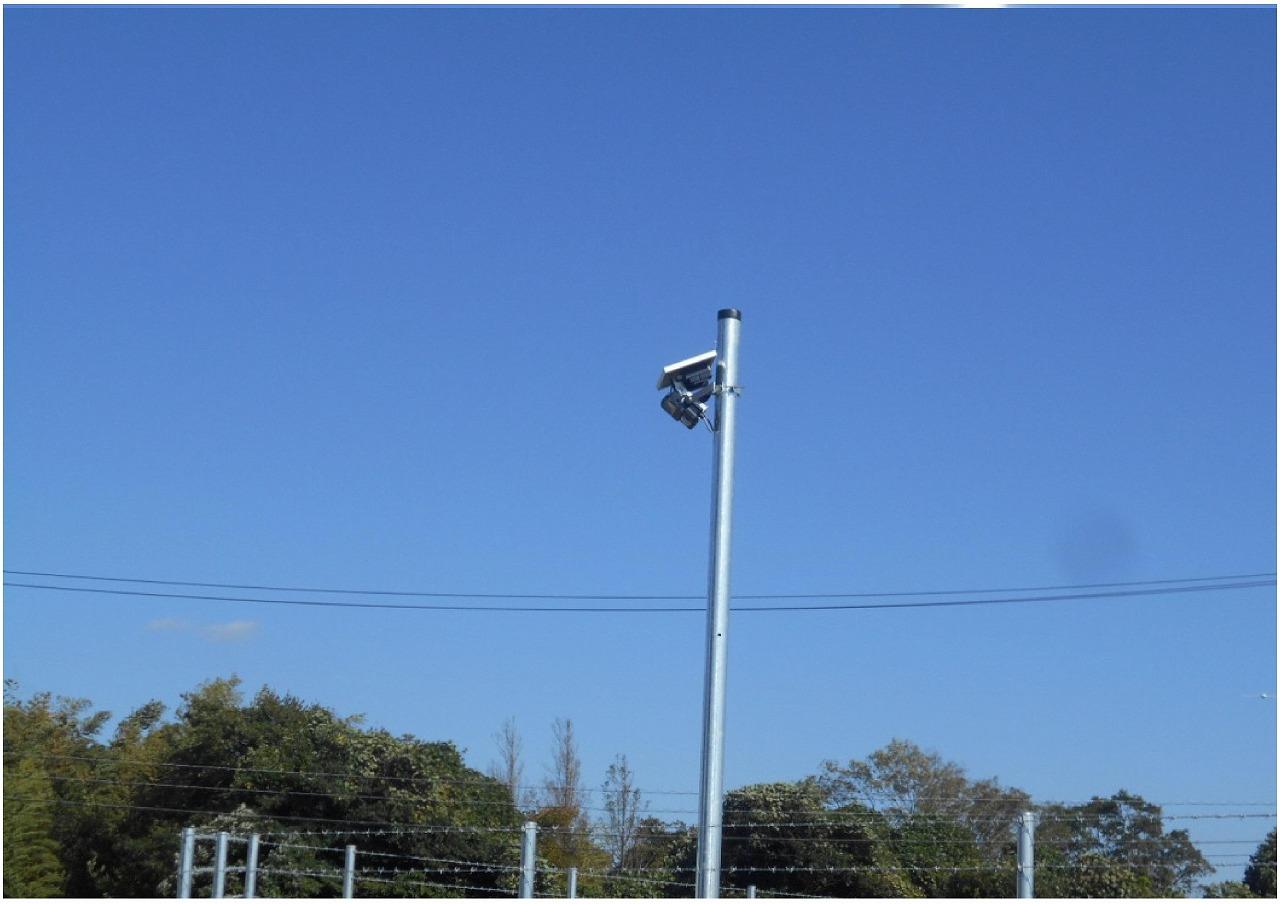 湖西ソーラーウェイの施設に設置した非常用電源がついた高さのある防犯灯の写真