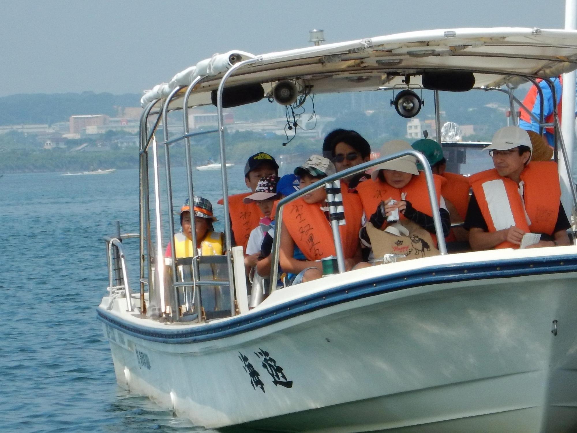 夏に行われた環境学習会、参加者がライフジャケットを着用し浜名湖で船に乗っている写真