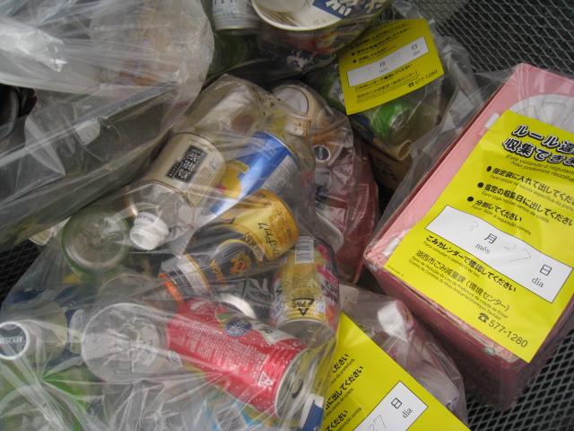 缶やペットボトル等が雑多に混入されたごみ袋の写真