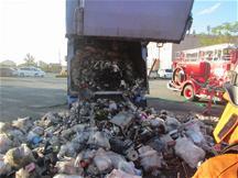 ゴミ収集車から引火の原因(スプレー缶やカセットボンベ)が発見された写真