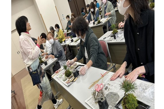 鷲津西地区苔玉づくり教室