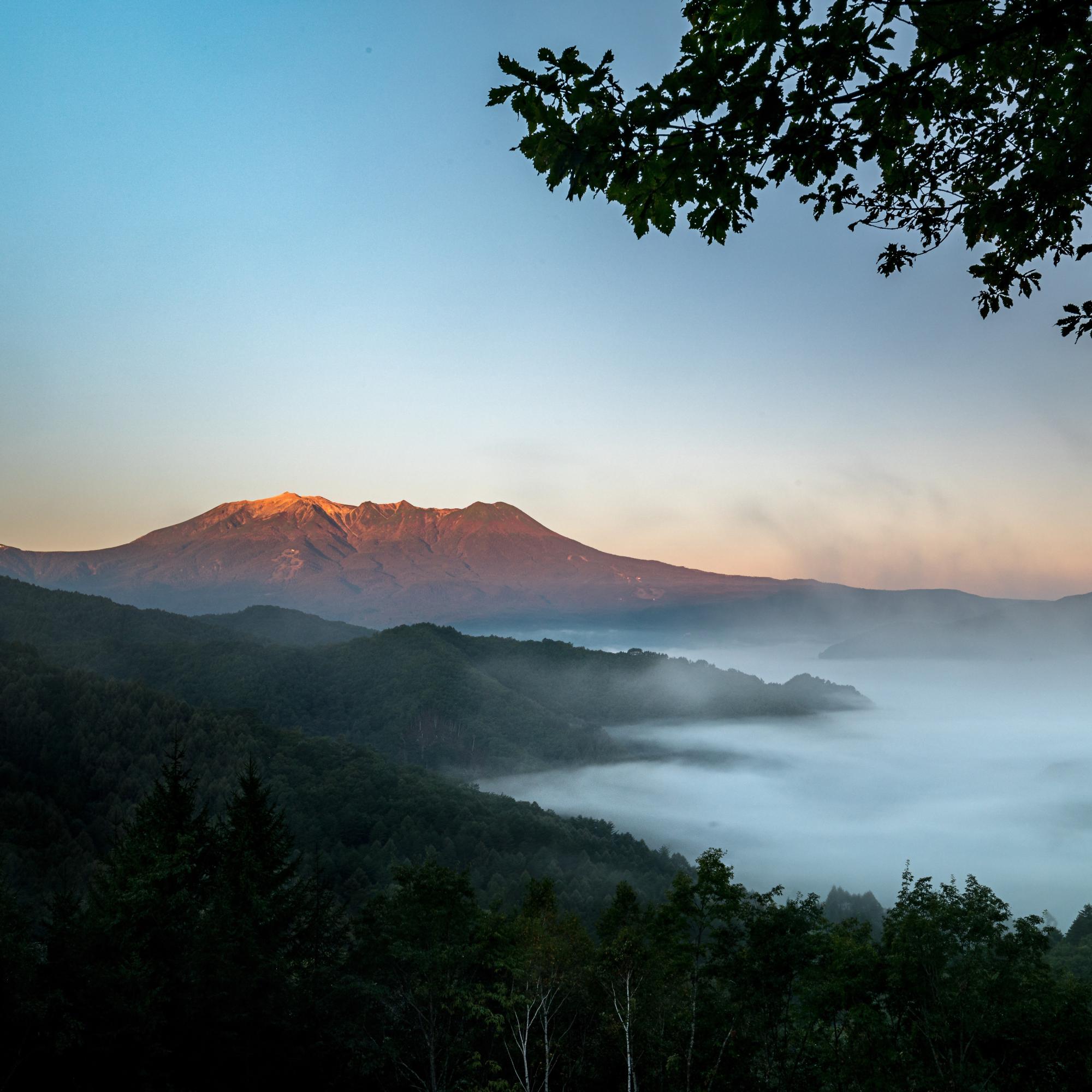 御嶽山の朝焼けの写真