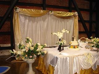 結婚式の飾り付けの荒れた浜名湖れんが館の室内の写真
