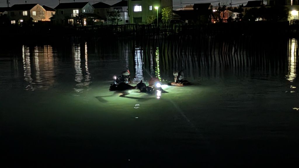 夜間潜水訓練 潜水中 1