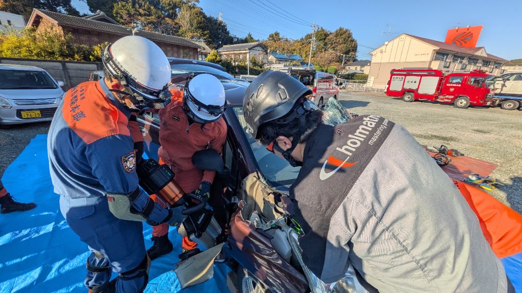 車両破壊訓練訓練中2写真