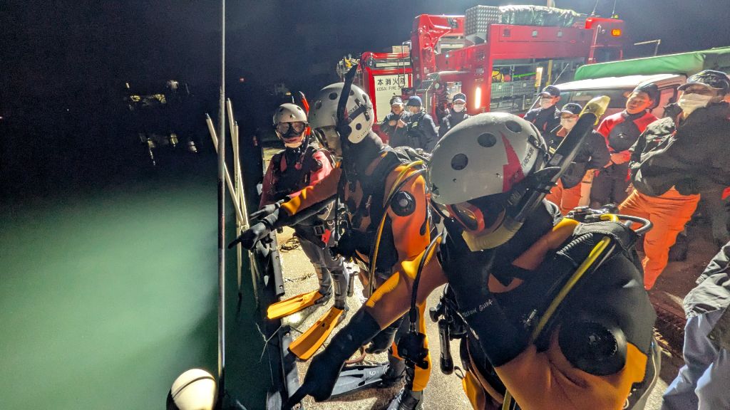 夜間潜水訓練 入水前 写真