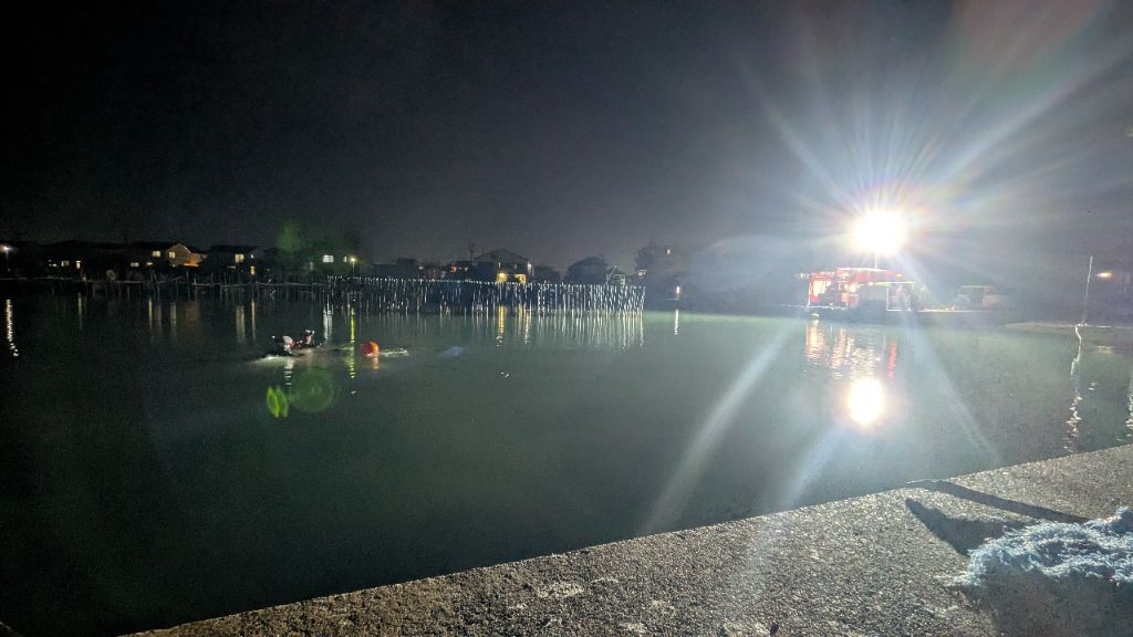 夜間潜水訓練 潜水中 2 写真