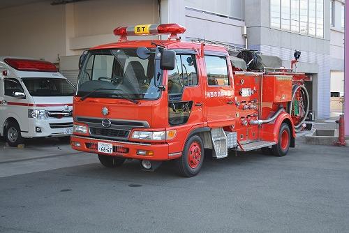 消防署に停車している消防車の写真