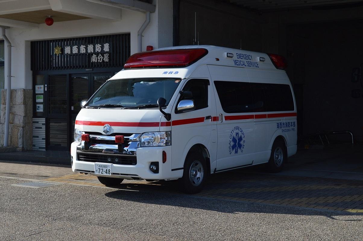 消防署に停車している高規格救急自動車の写真