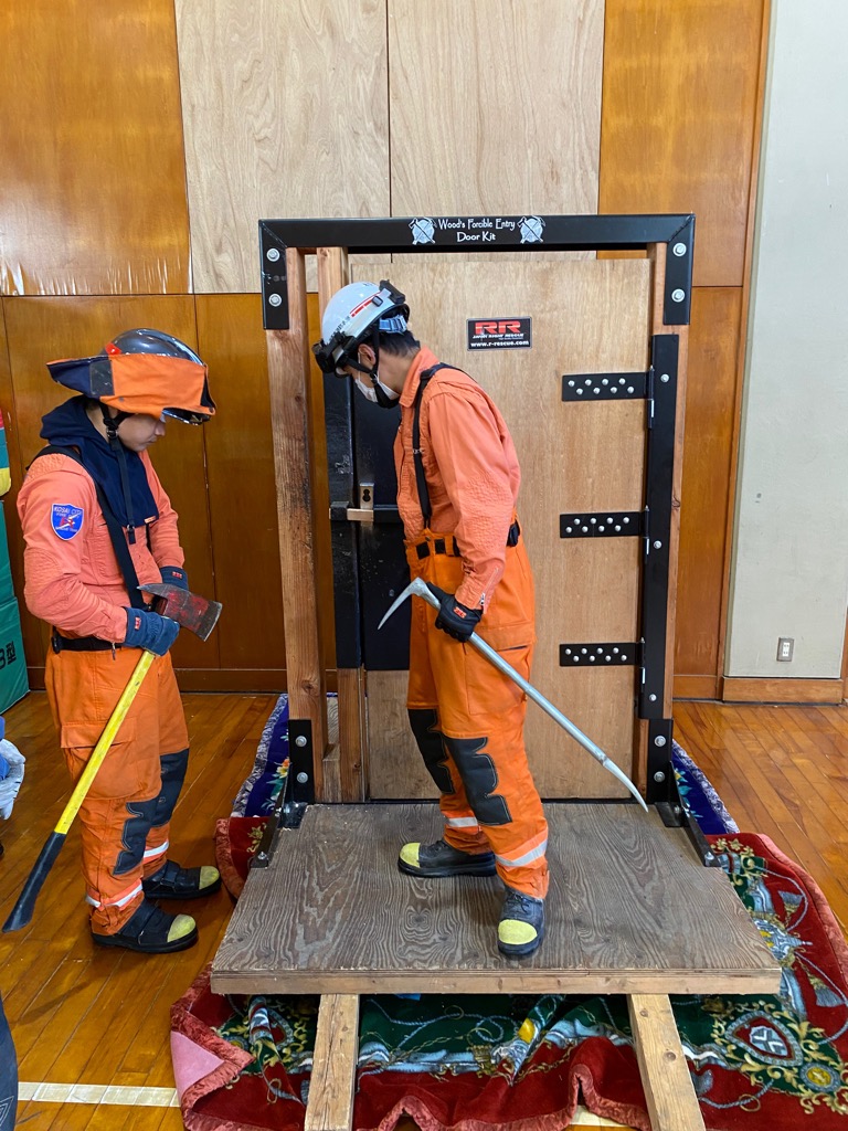 ドアを開放する様子