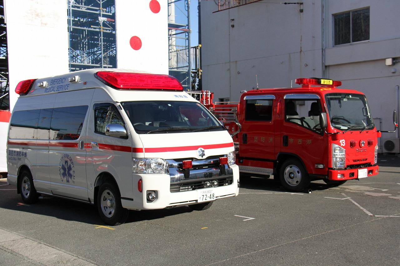 左：高規格救急車 右：消防ポンプ車の写真
